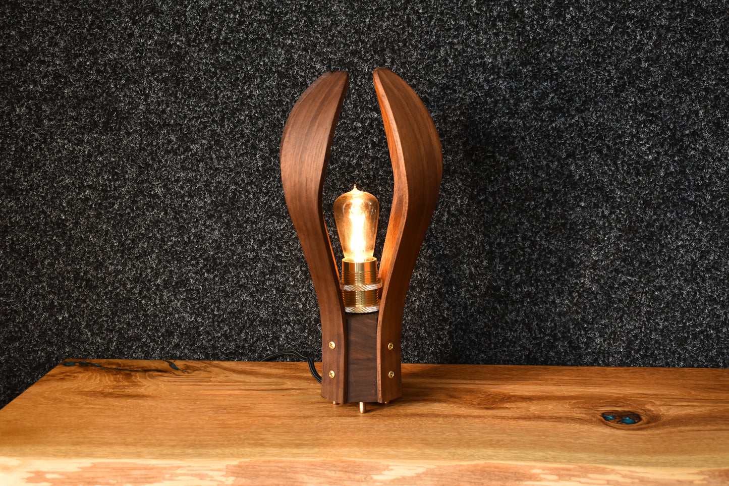 Handgjord bordslampa Droppen i massiv valnöt med mässingsfötter från Alberi.