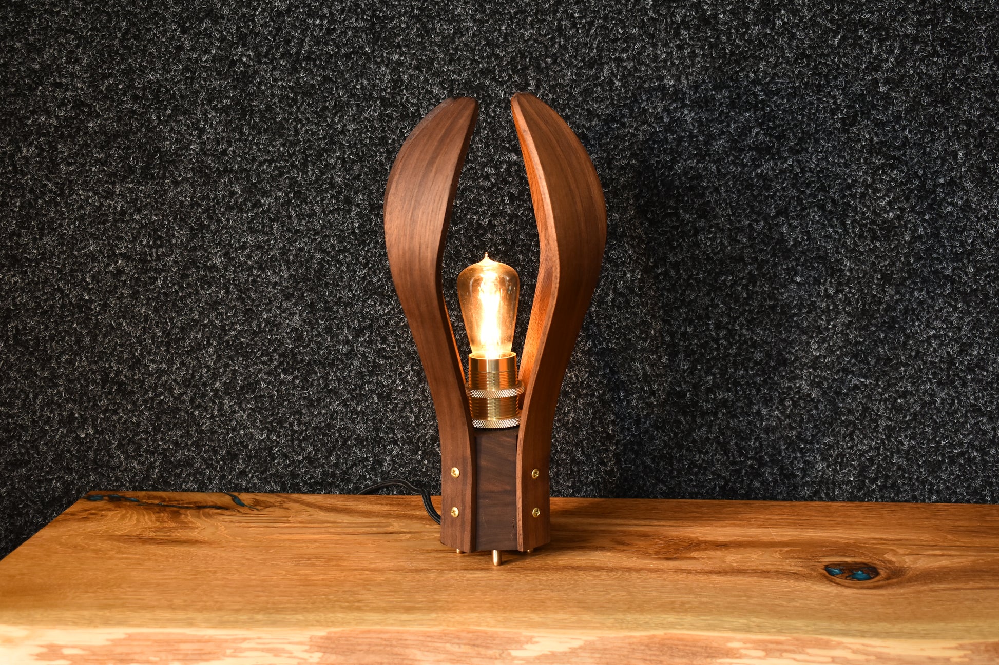 Handgjord bordslampa Droppen i massiv valnöt med mässingsfötter från Alberi.