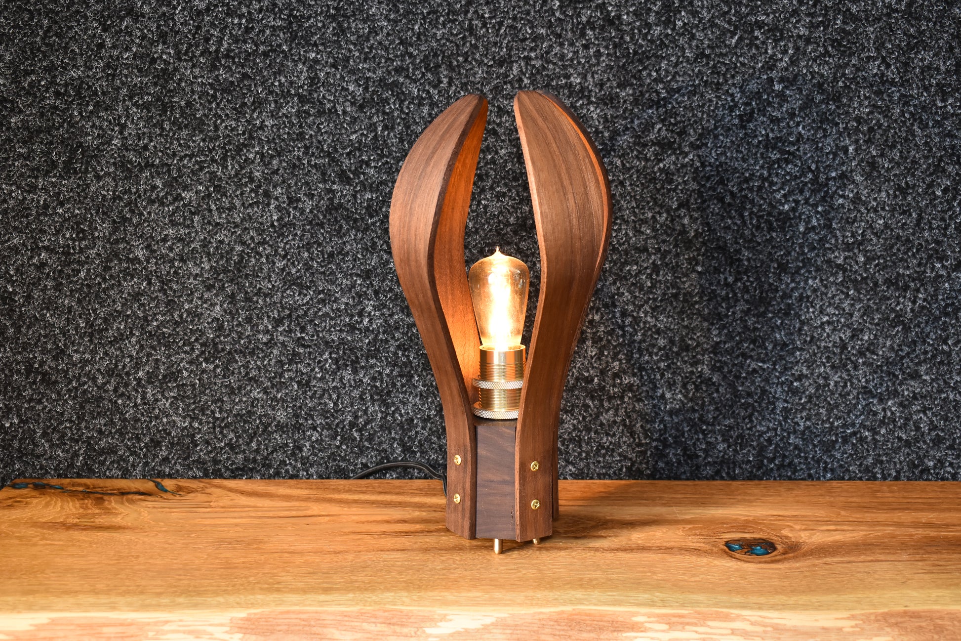 Profilvy av bordslampan Droppen som visar den unika droppformade designen i massivt ädelträ.