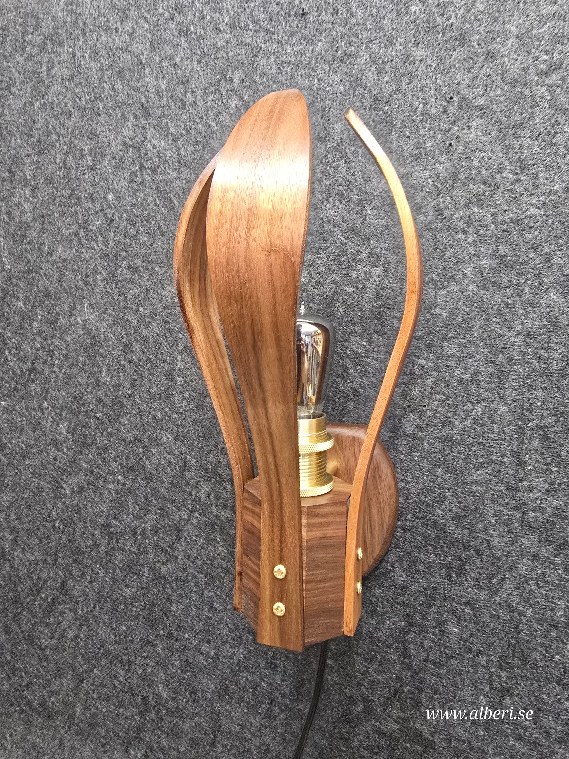 Profilbild av Droppen vägglampa i valnöt med en organisk och unik droppform.