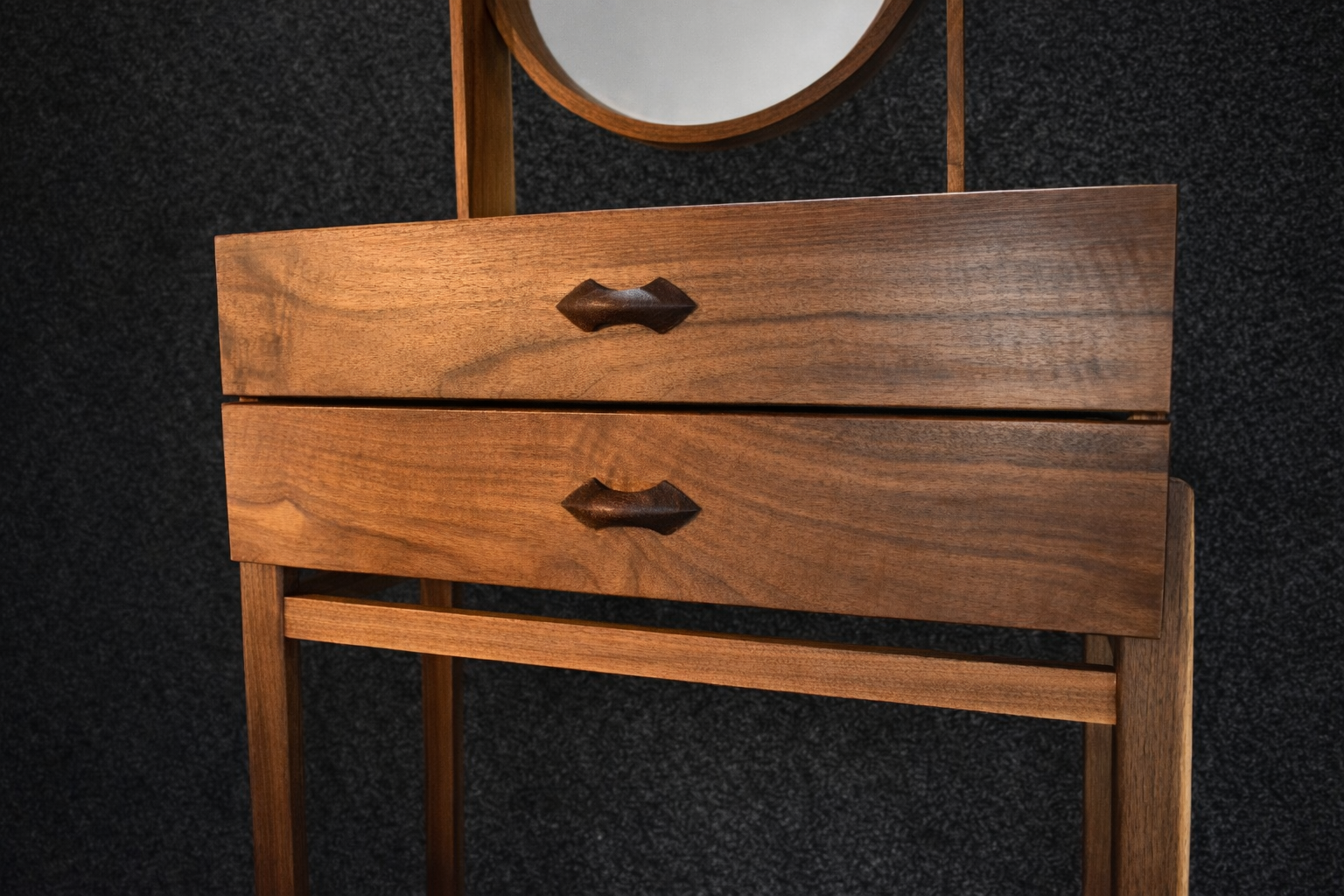 Elegant hallbord i ädelträ valnöt med en rund spegel, handtillverkad i tidlös skandinavisk design.