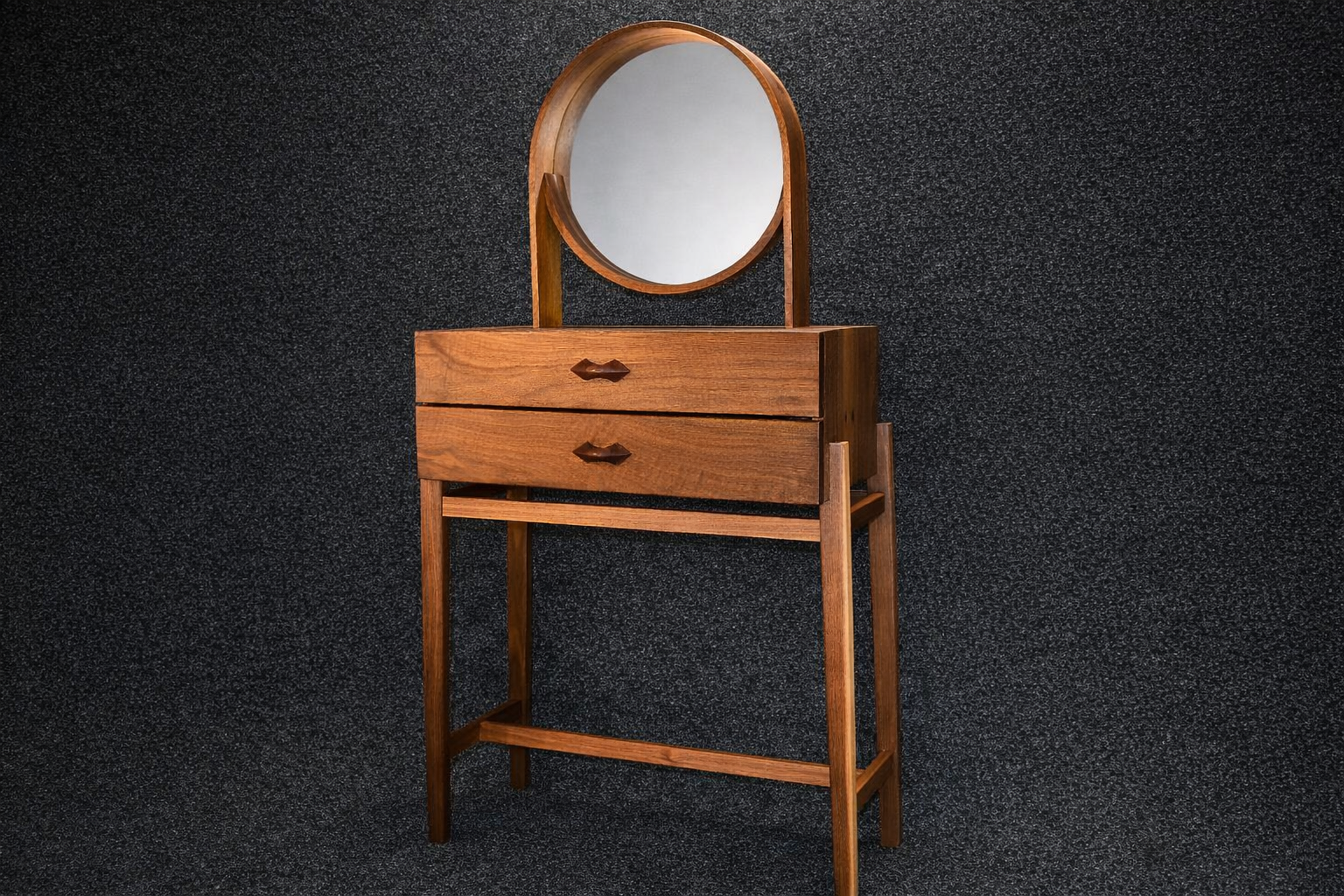 Sminkbord i valnöt med snidade trähandtag och rymlig förvaring, lyxig inredning för sovrum eller hall.