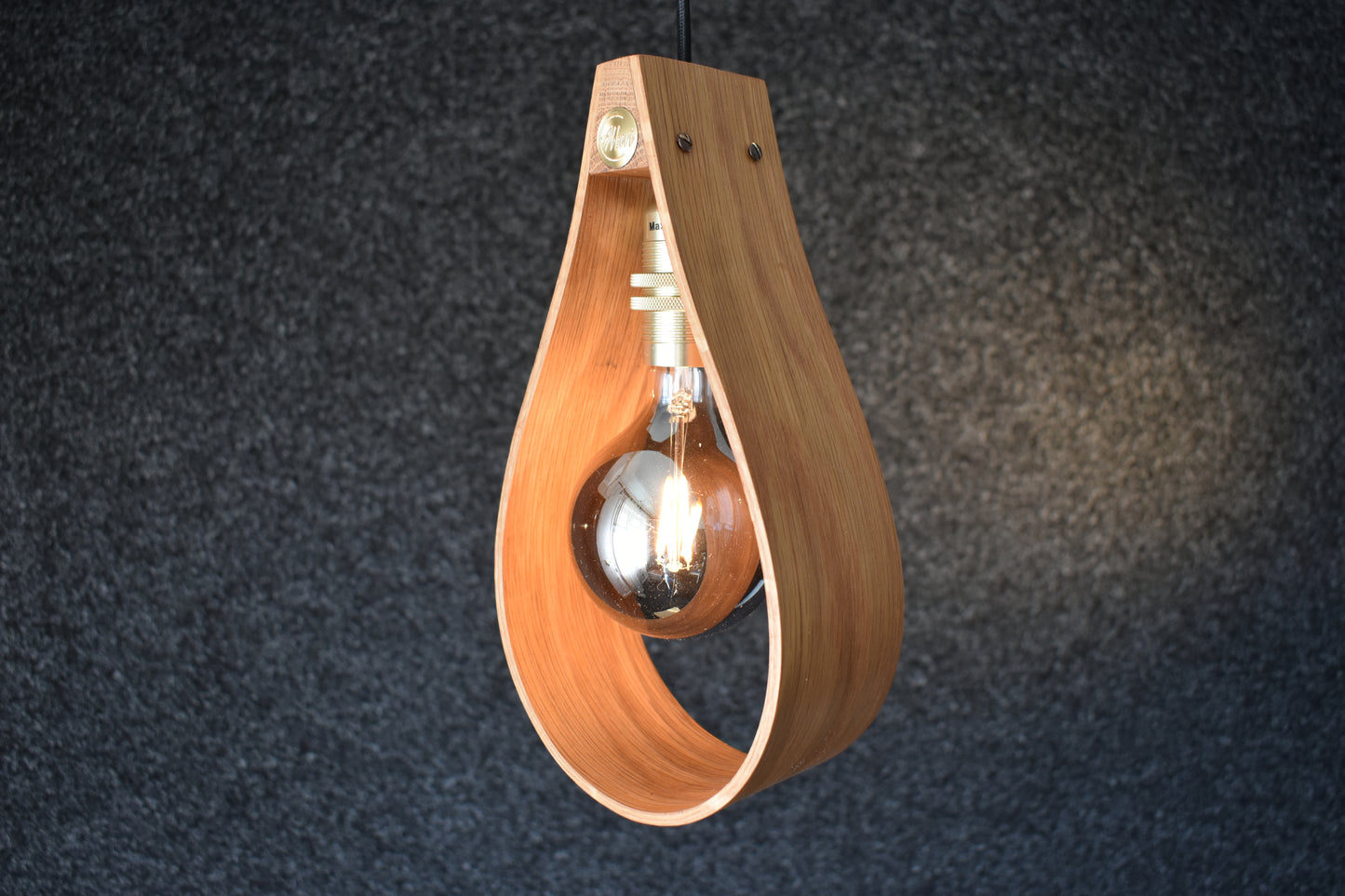 Handgjord fönsterlampa lilla Droppen i massiv ek från Alberi, tidlös skandinavisk design för hemmet.