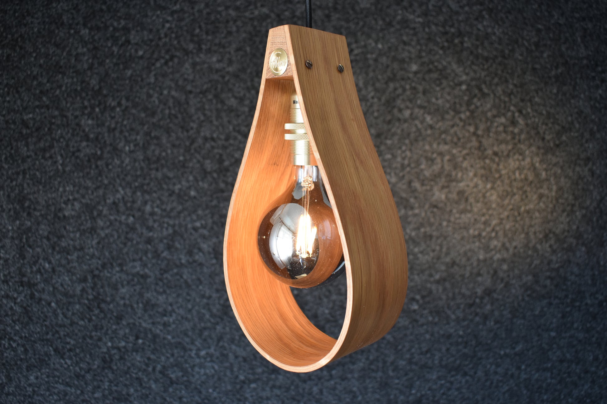 Handgjord fönsterlampa lilla Droppen i massiv ek från Alberi, tidlös skandinavisk design för hemmet.