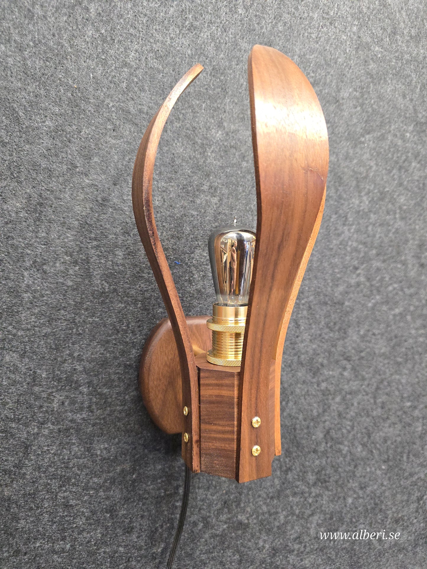 Handgjord vägglampa Droppen i massiv valnöt och äkta mässing från Alberi.