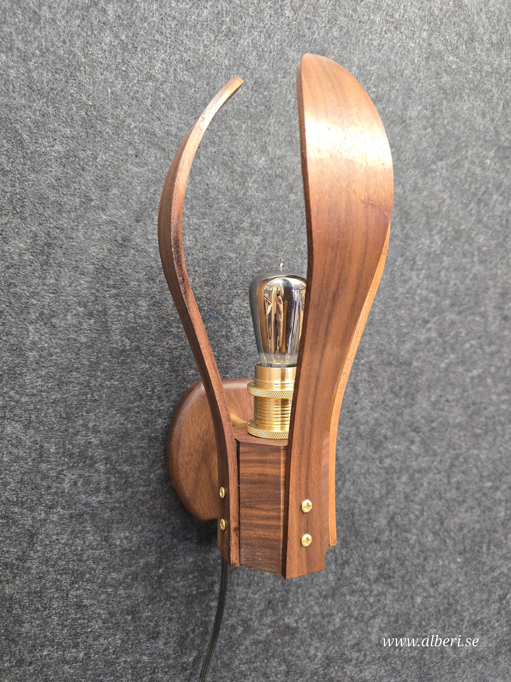 Handgjord vägglampa Droppen i massiv valnöt och äkta mässing från Alberi.