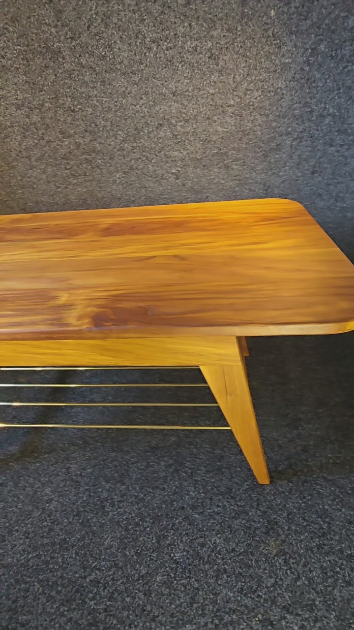 Handgjort soffbord i massiv teak med mässingsdetaljer