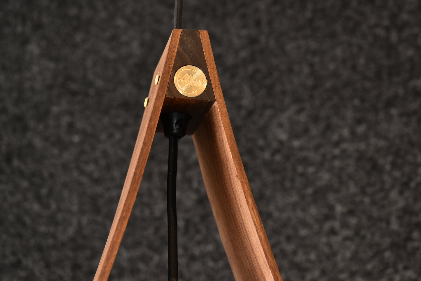 Detalj på ådring i massivt valnötsträ, hantverk av högsta kvalitet