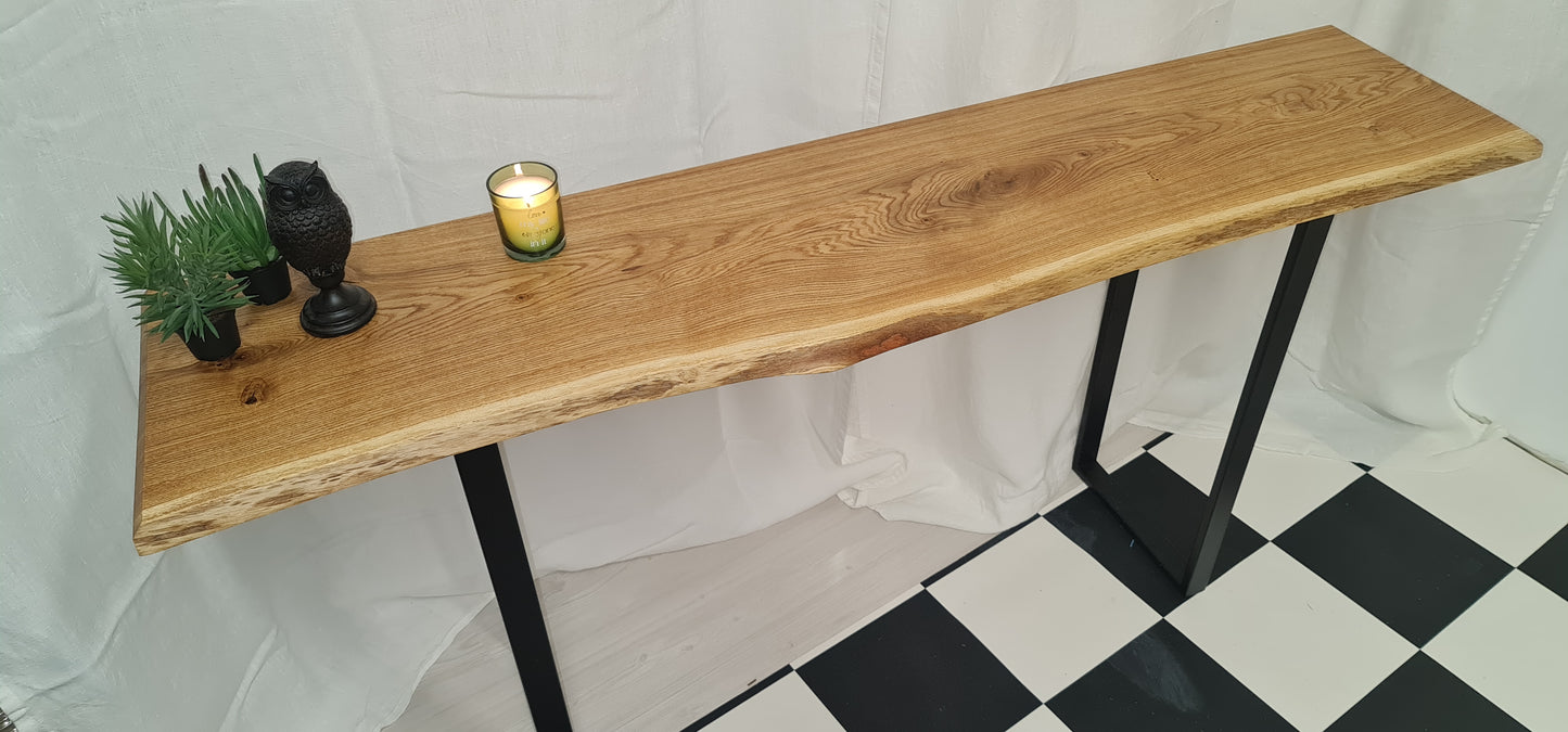 Sidebord av röd ek Live Edge
