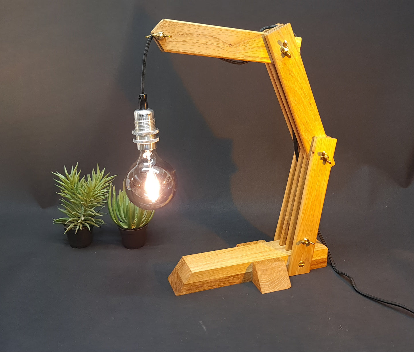 Bordslampa / Vägglampa lilla kranen ek