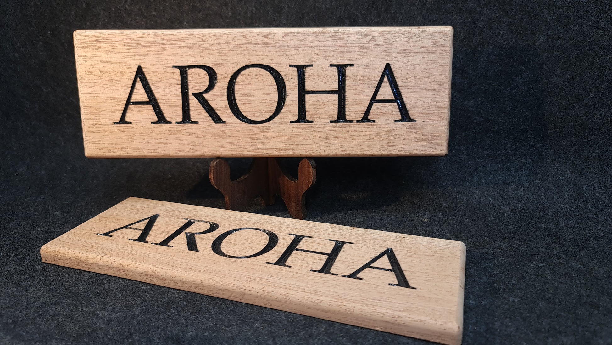 Handgjord namnskylt i massiv mahogny med personlig svartmålad gravyr "AROHA" för båt eller husvagn från Alberi.