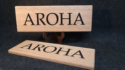Handgjord namnskylt i massiv mahogny med personlig svartmålad gravyr "AROHA" för båt eller husvagn från Alberi.